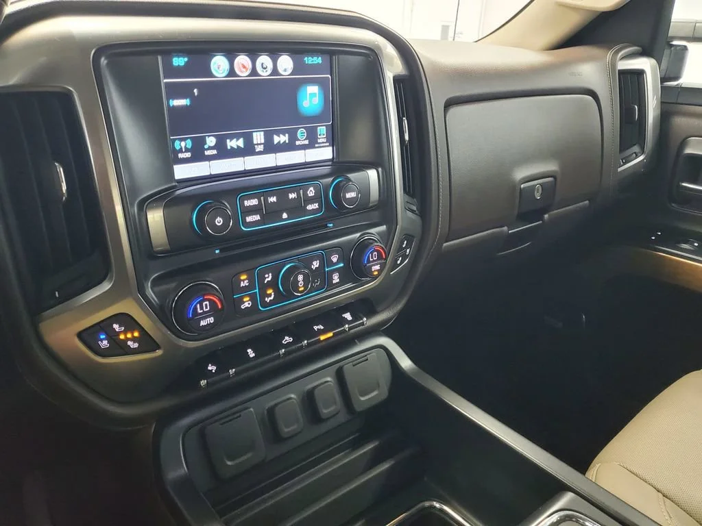 Used 2018 IRIDESCENT PEARL TRICOAT Chevrolet LTZ image 19