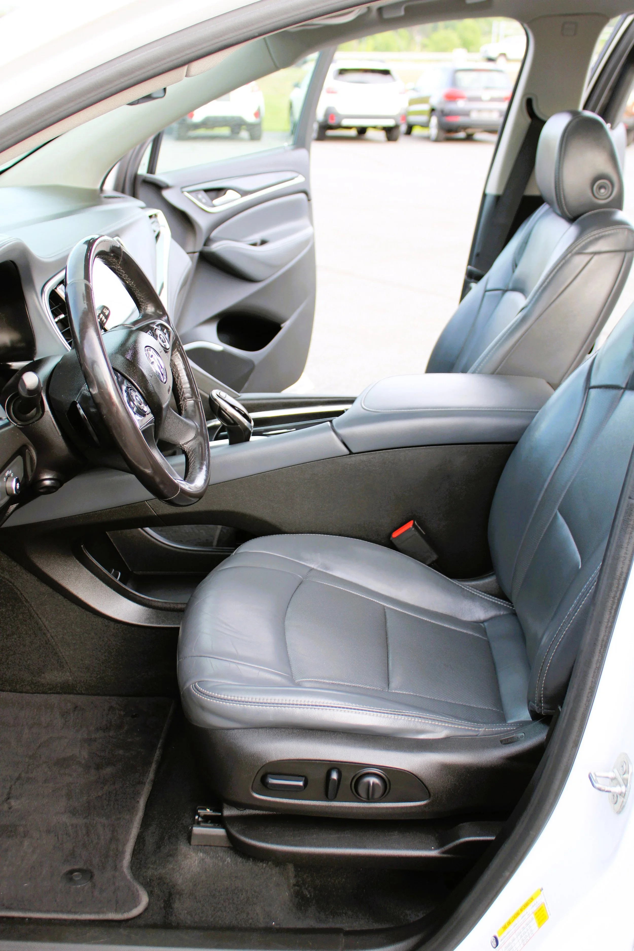 Used 2018 White Frost Tricoat Buick Premium image 20