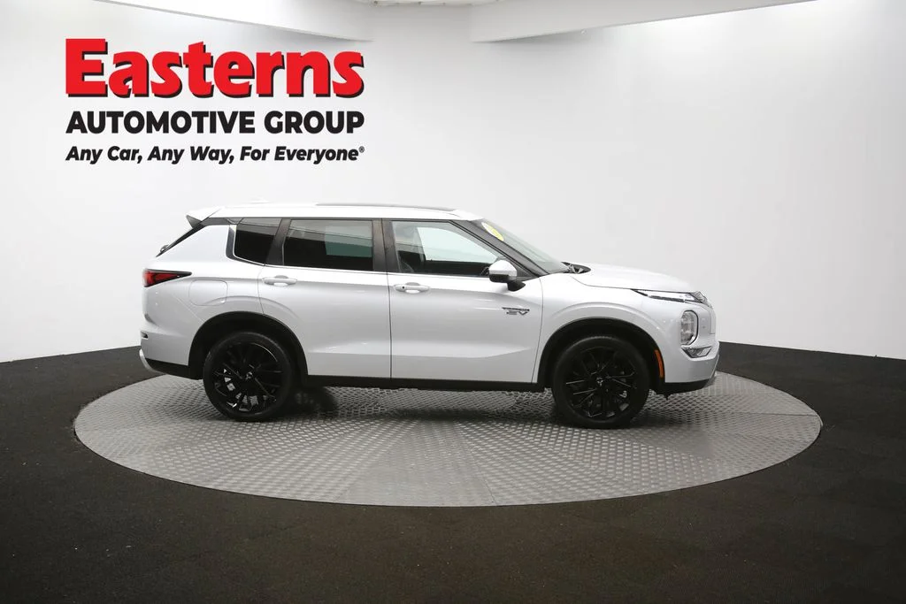 Used 2023 White Mitsubishi SE image 46