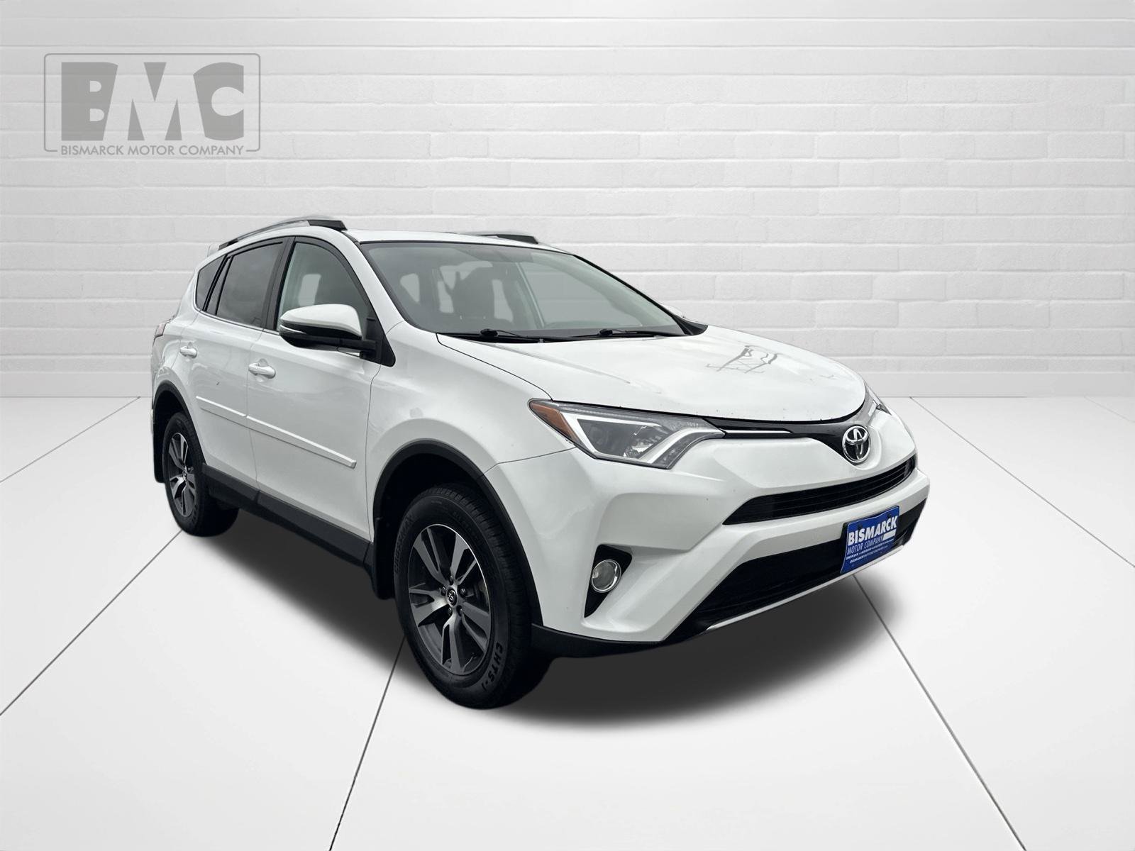 Used 2016 White Toyota XLE image 2