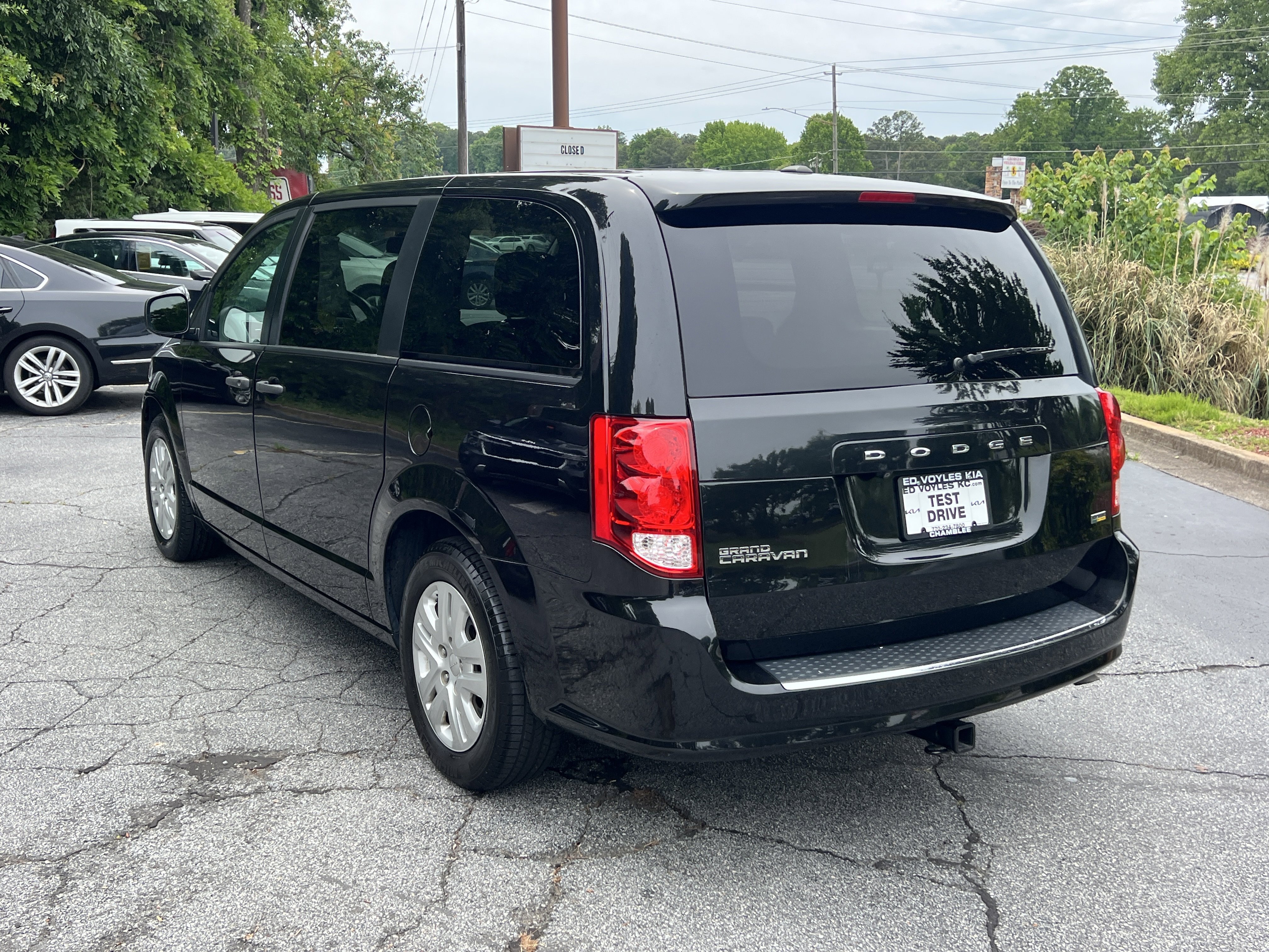 Used 2019 Black Onyx Crystal Pearlcoat Dodge SE image 8
