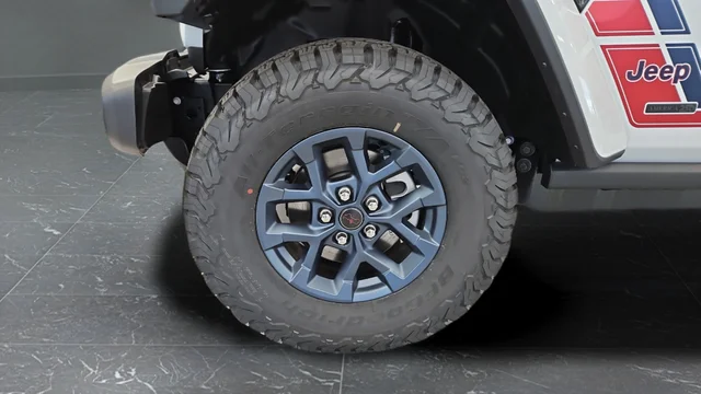 New 2026 Bright White Clear-Coat Exterior Paint Jeep  image 38