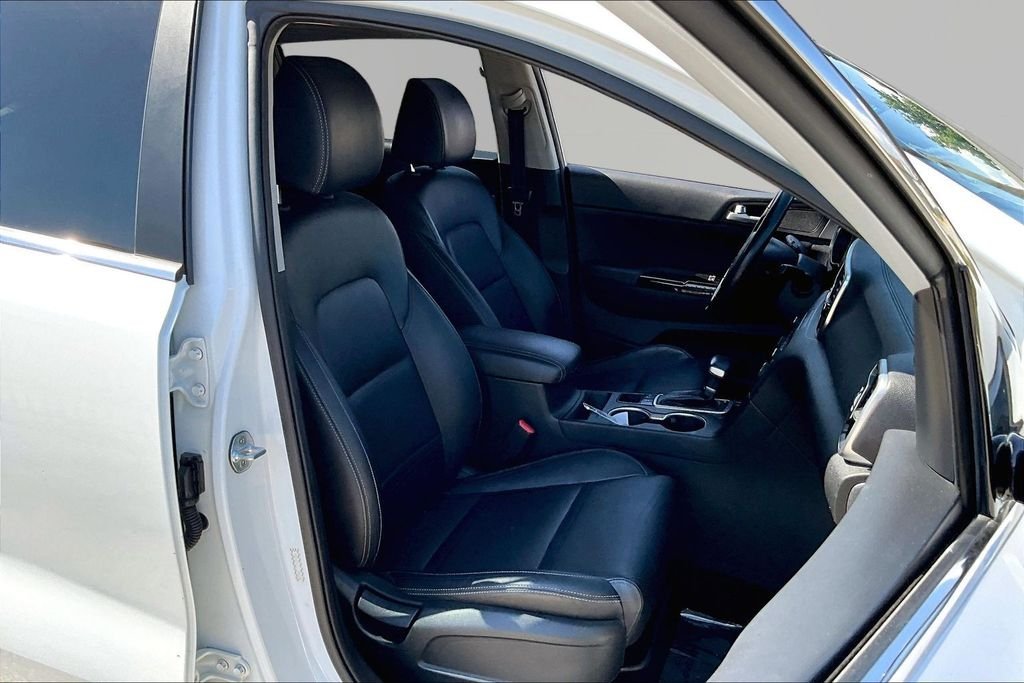 Used 2018 White Kia EX image 29