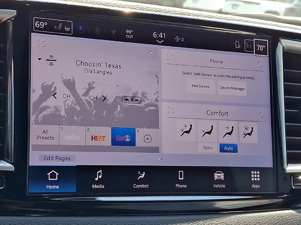 Used 2025 Diamond Black Crystal Pearlcoat Chrysler Select image 24