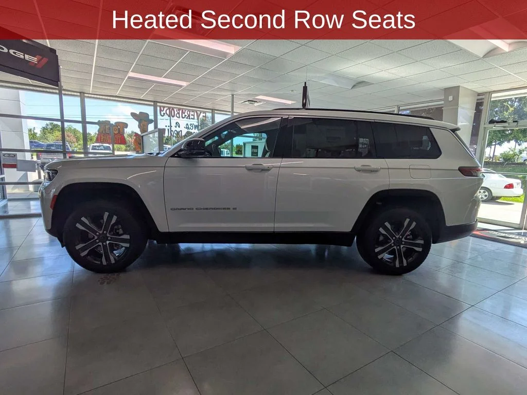 New 2027 Bright White Clear-Coat Paint Jeep Limited image 9