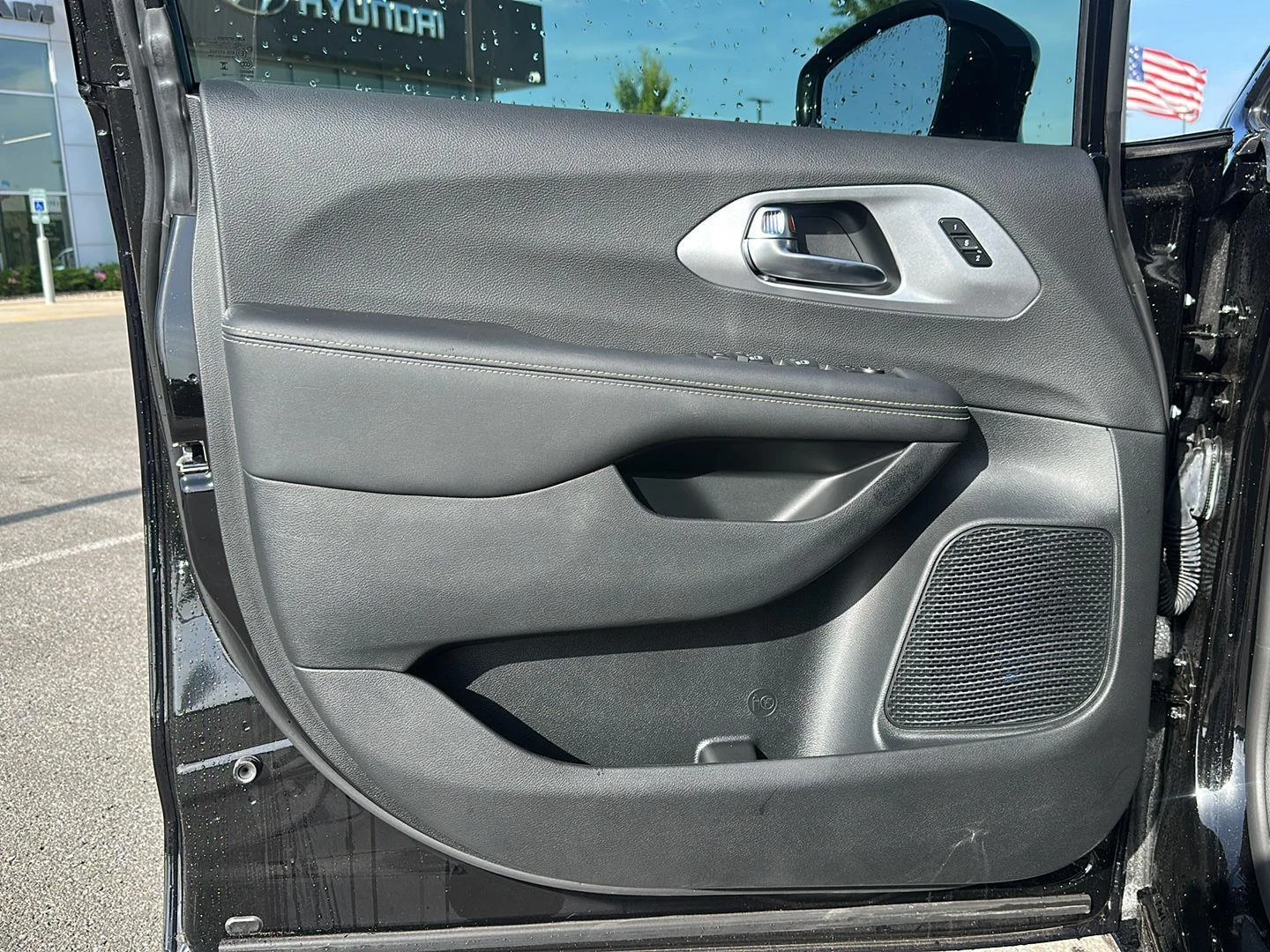 2026 Chrysler Pacifica Limited - Photo 8