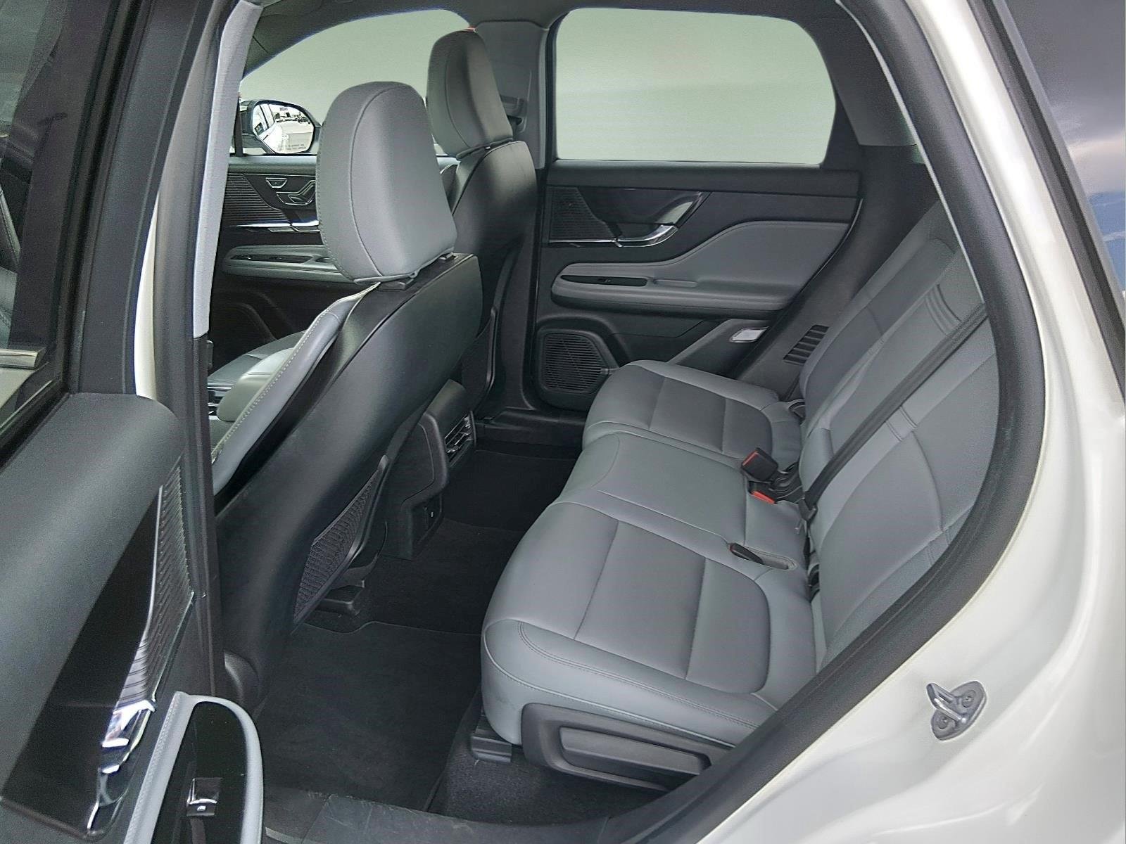 Used 2022 Pristine White Metallic Tri-Coat Lincoln Standard image 19