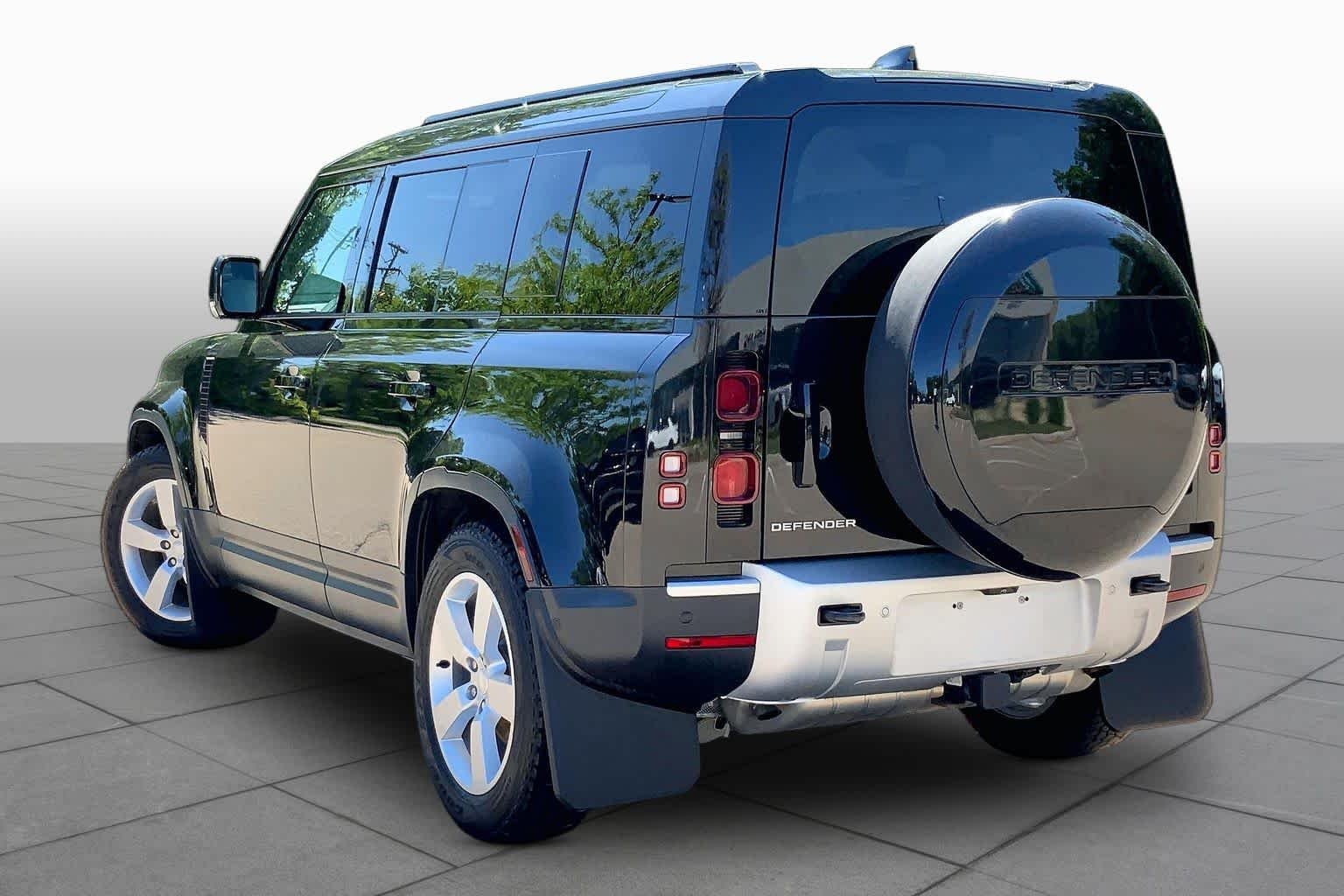 Used 2025 Santorini Black Metallic Land Rover S image 11