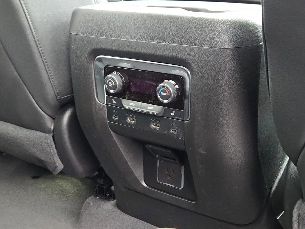 2026 Chevrolet Suburban High Country - Photo 11