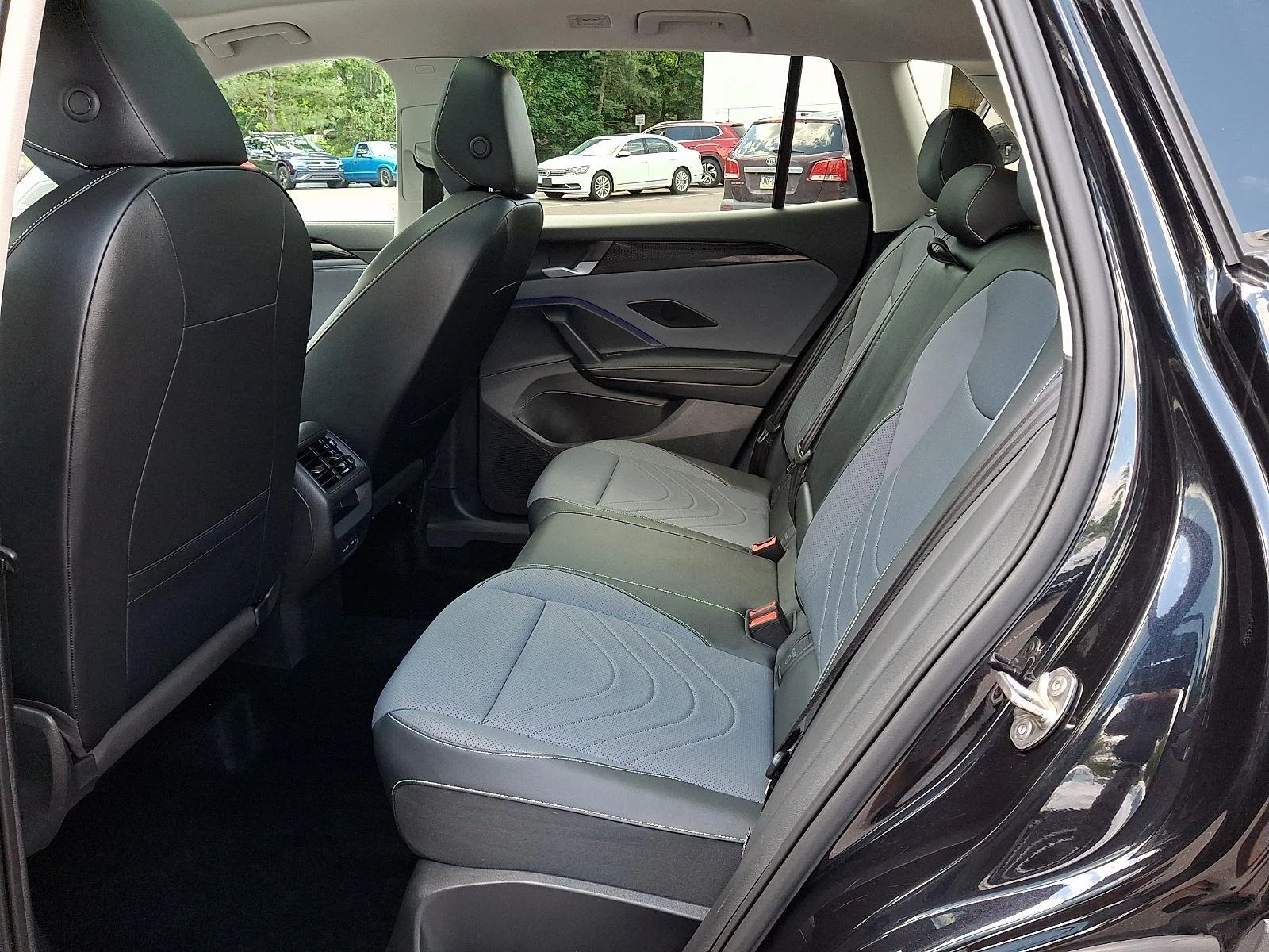 Used 2025 Deep Black Pearl Volkswagen SE image 10