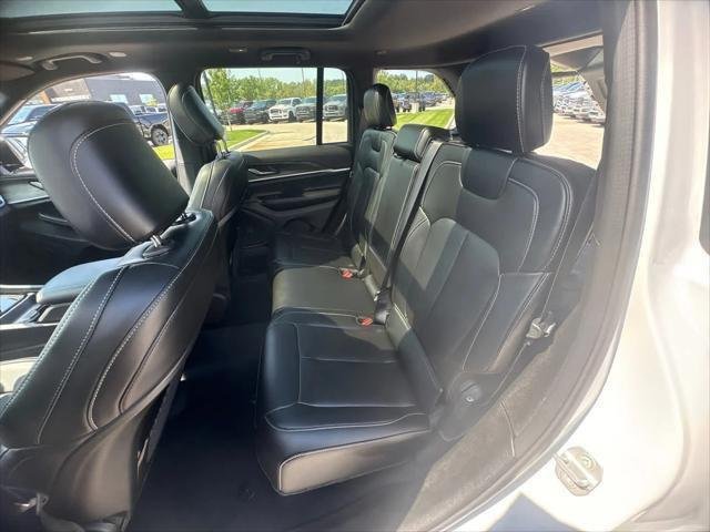 New 2026 Bright White Clear-Coat Exterior Paint Jeep Limited image 13