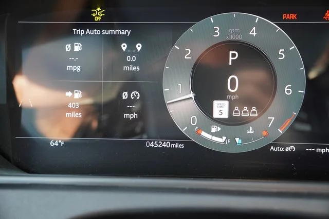 Used 2025 Black Land Rover Dynamic SE image 9