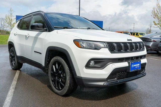 Used 2023 White Jeep Latitude image 4