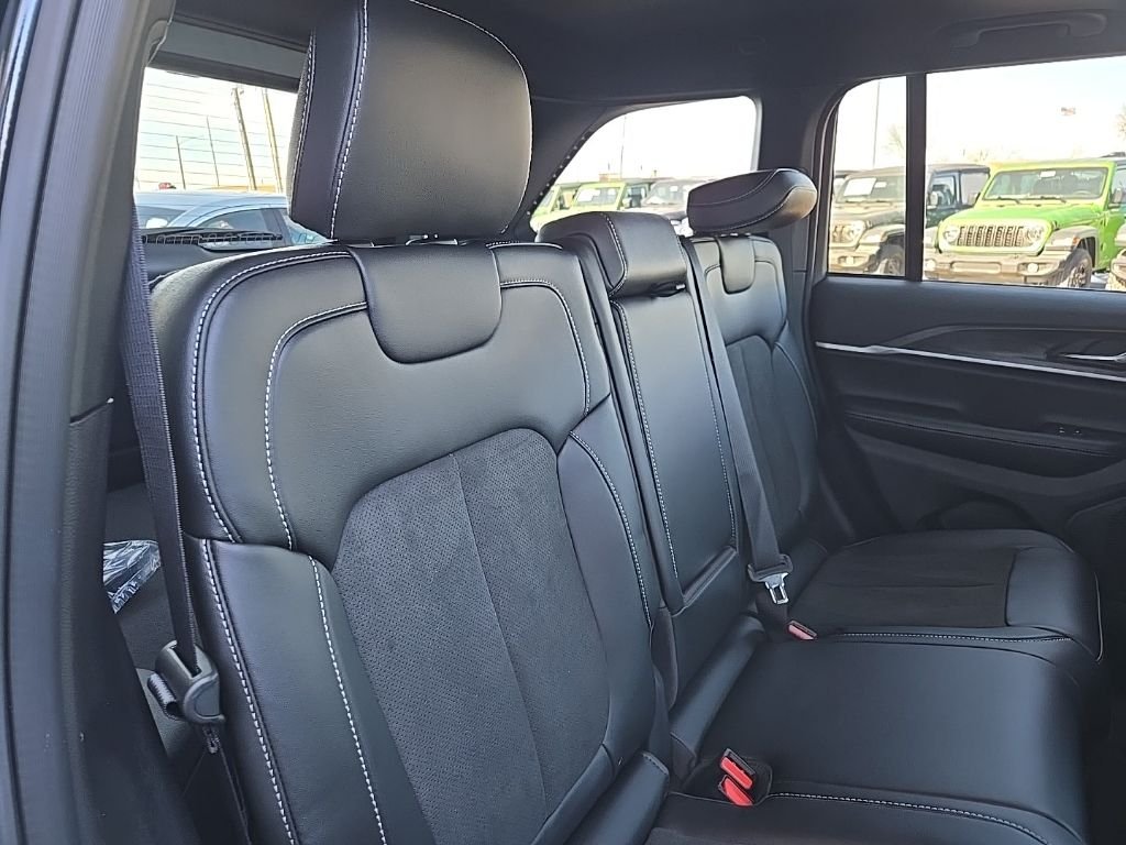 New 2026 Diamond Black Crystal Pearl-Coat Exterior Paint Jeep Altitude image 87
