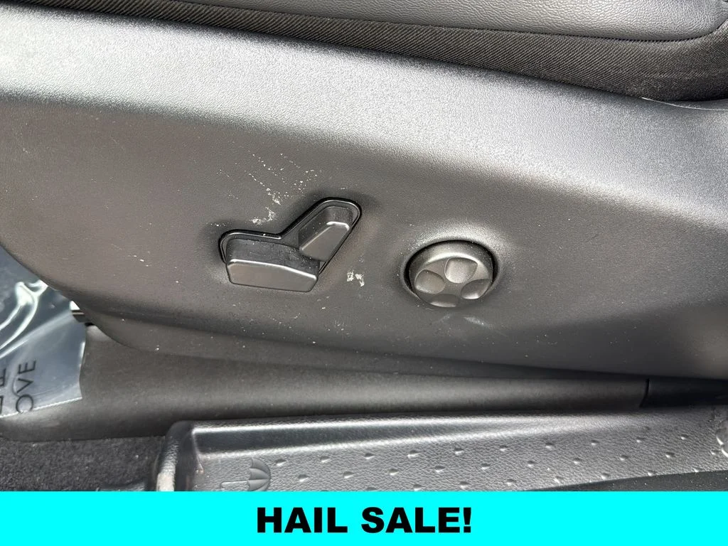 Used 2025 White Chrysler Select image 23