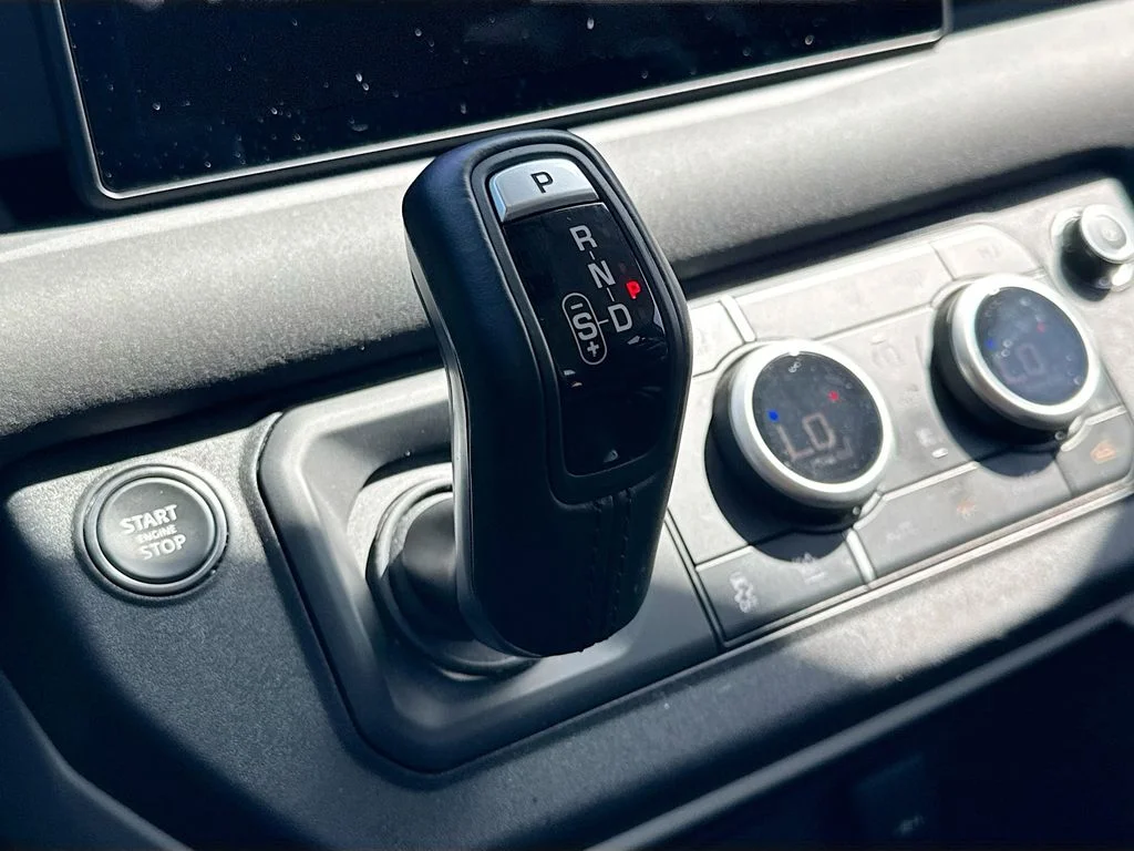 Used 2024  Land Rover S image 18