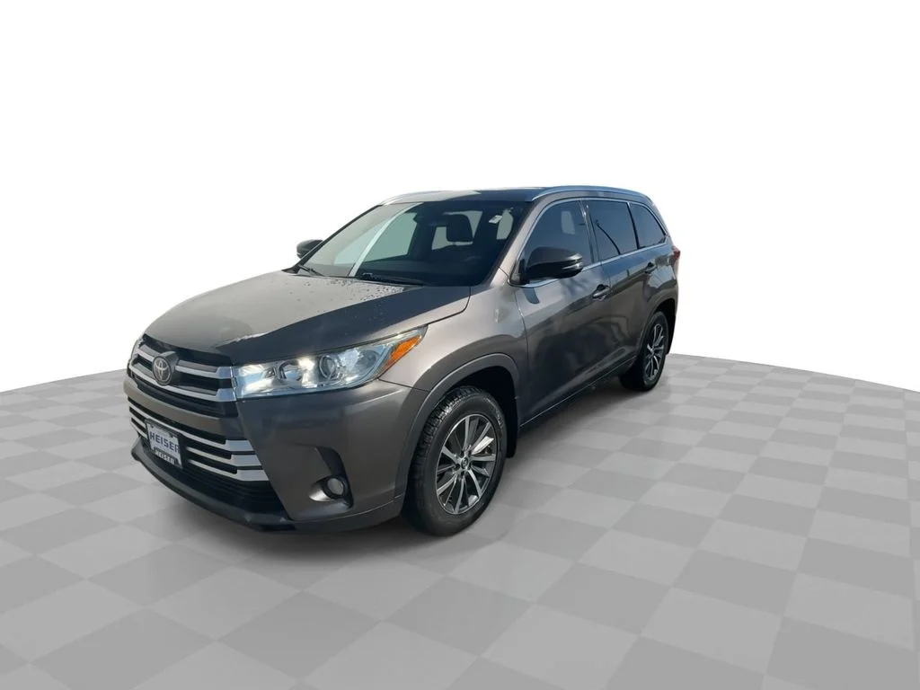 Used 2018  Toyota SE image 4