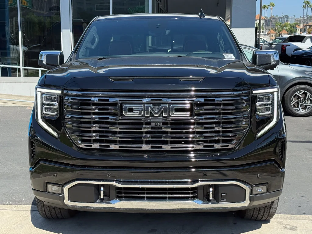 Used 2025 Onyx Black GMC Denali Ultimate image 4