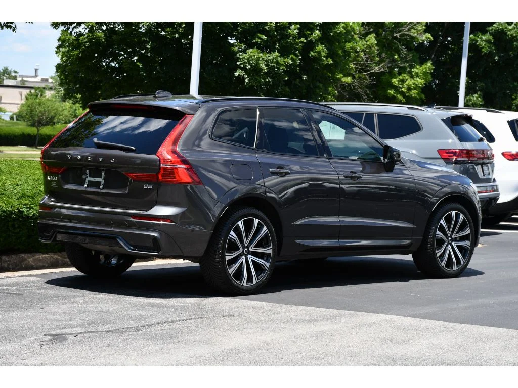 Used 2022 Platinum Grey Metallic Volvo R-Design image 4