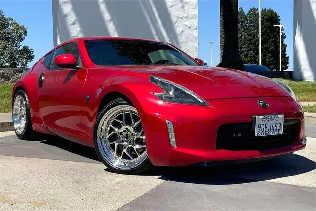 Used 2020 Passion Red Nissan Base image 2