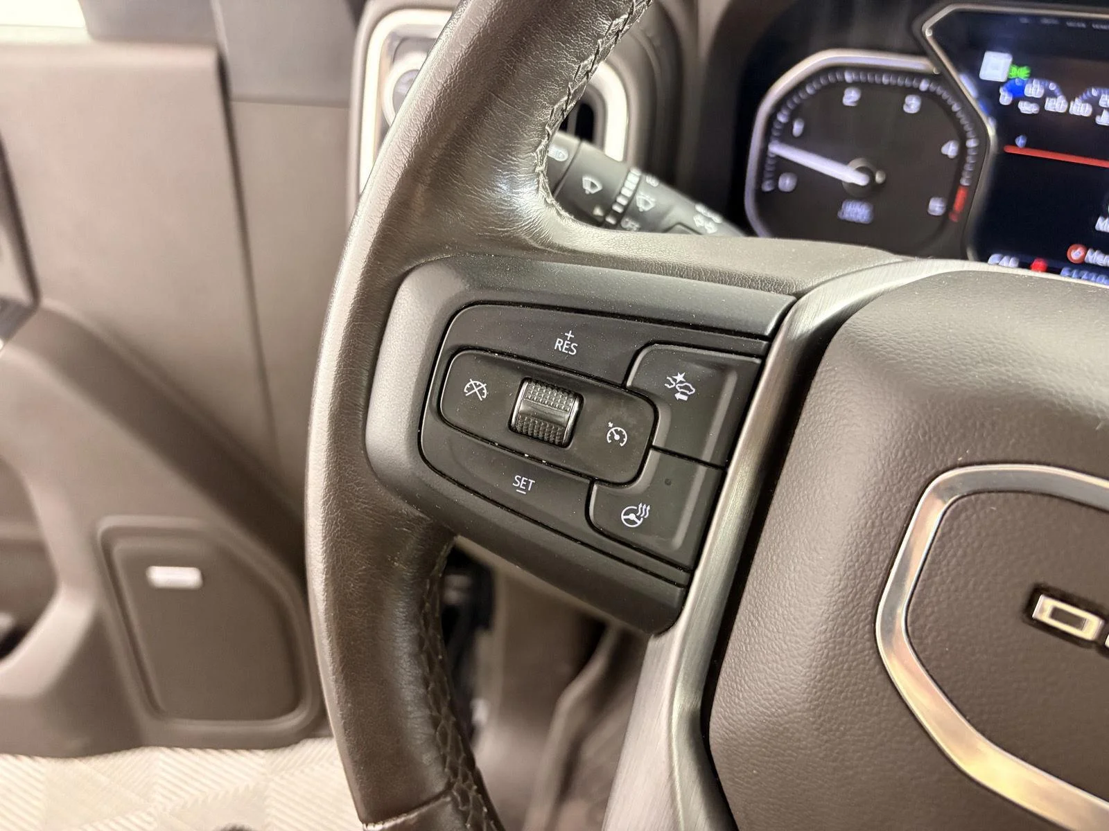 Used 2023 Onyx Black GMC Denali DRW image 32