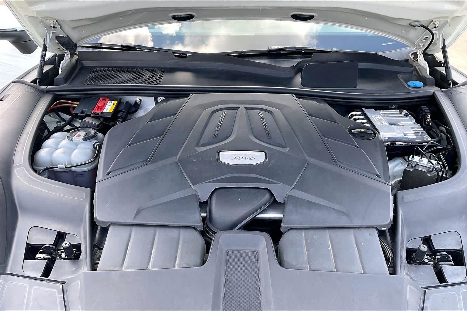 Used 2019 Carrara White Metallic Porsche  image 29