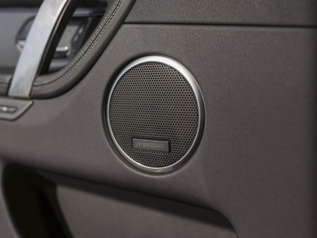 Used 2025  Land Rover SE image 25