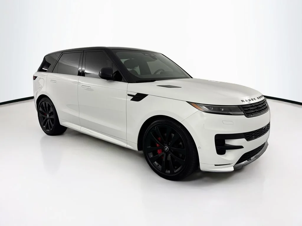 Used 2025 White Land Rover Dynamic SE image 3