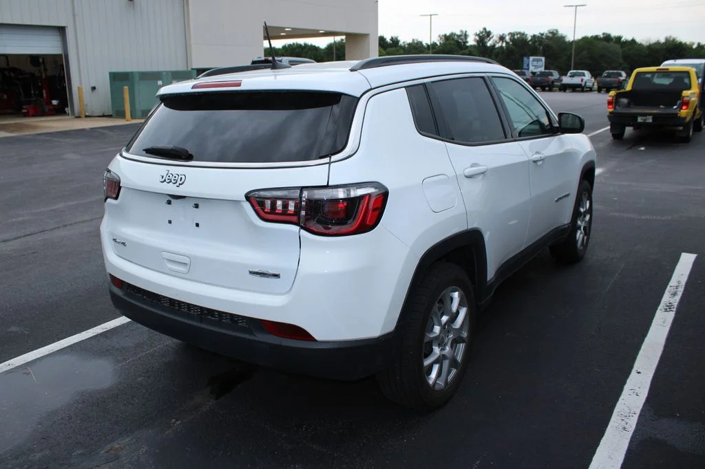 Used 2022 White Jeep Latitude Lux image 4