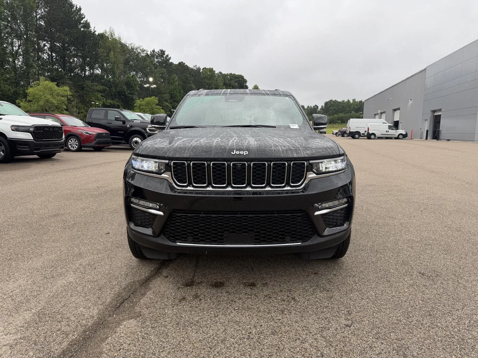 Used 2024 Diamond Black Crystal Pearlcoat Jeep Limited image 2