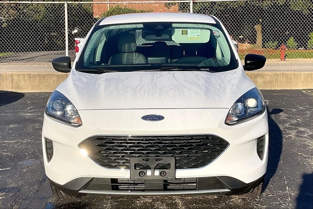 Certified Used 2022 Oxford White Ford SE image 2