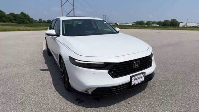 Used 2024 Platinum White Honda Touring image 3