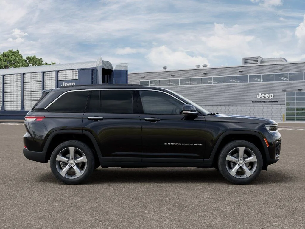 New 2026 Diamond Black Crystal Pearlcoat Jeep Limited image 21