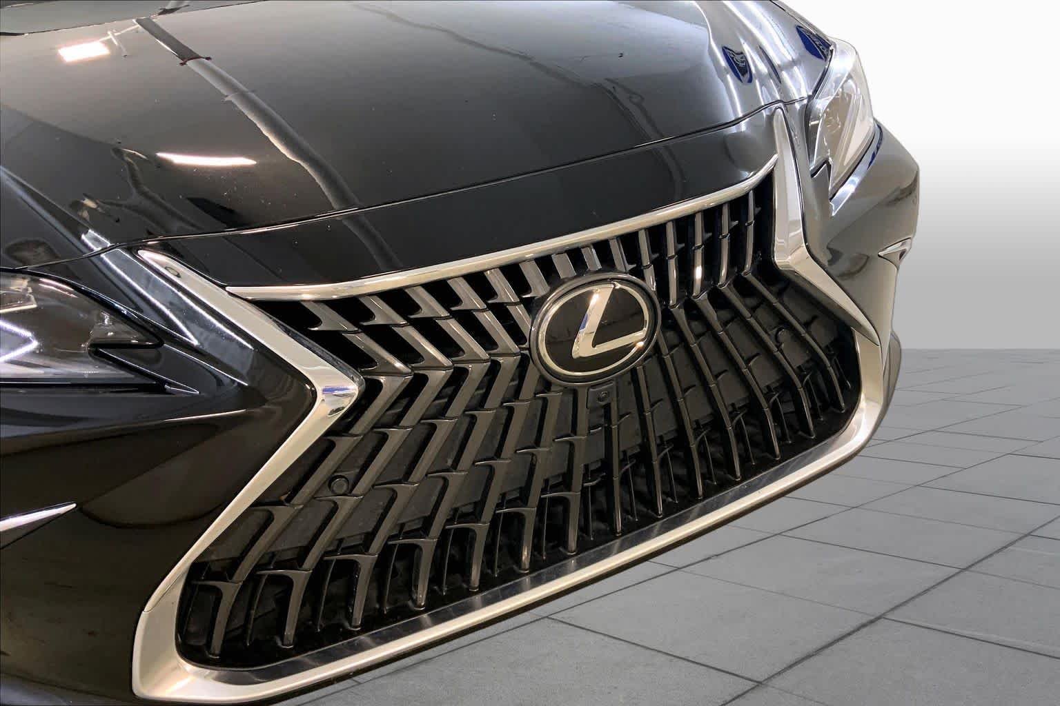 Used 2024 Obsidian Lexus Ultra Luxury image 32