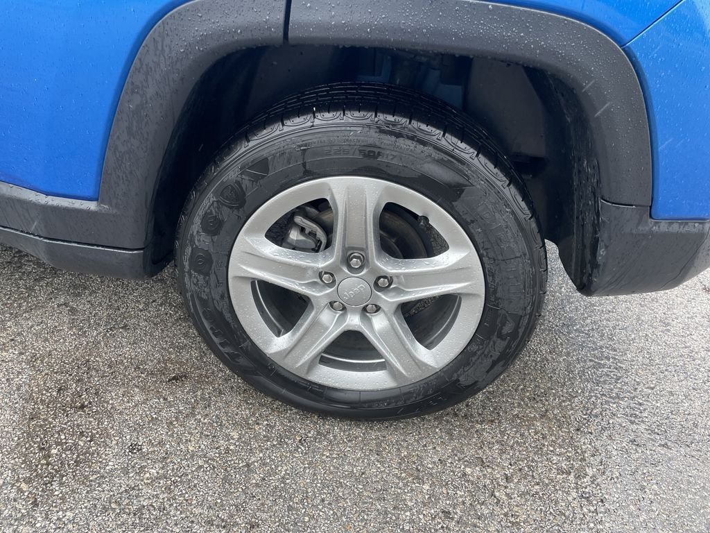 Used 2024 Blue Jeep Latitude image 10