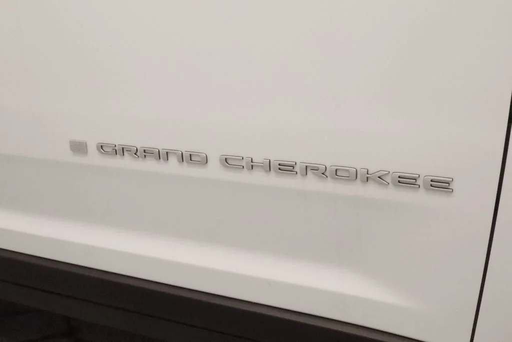 New 2026 Bright White Clear-Coat Exterior Paint Jeep Limited image 9