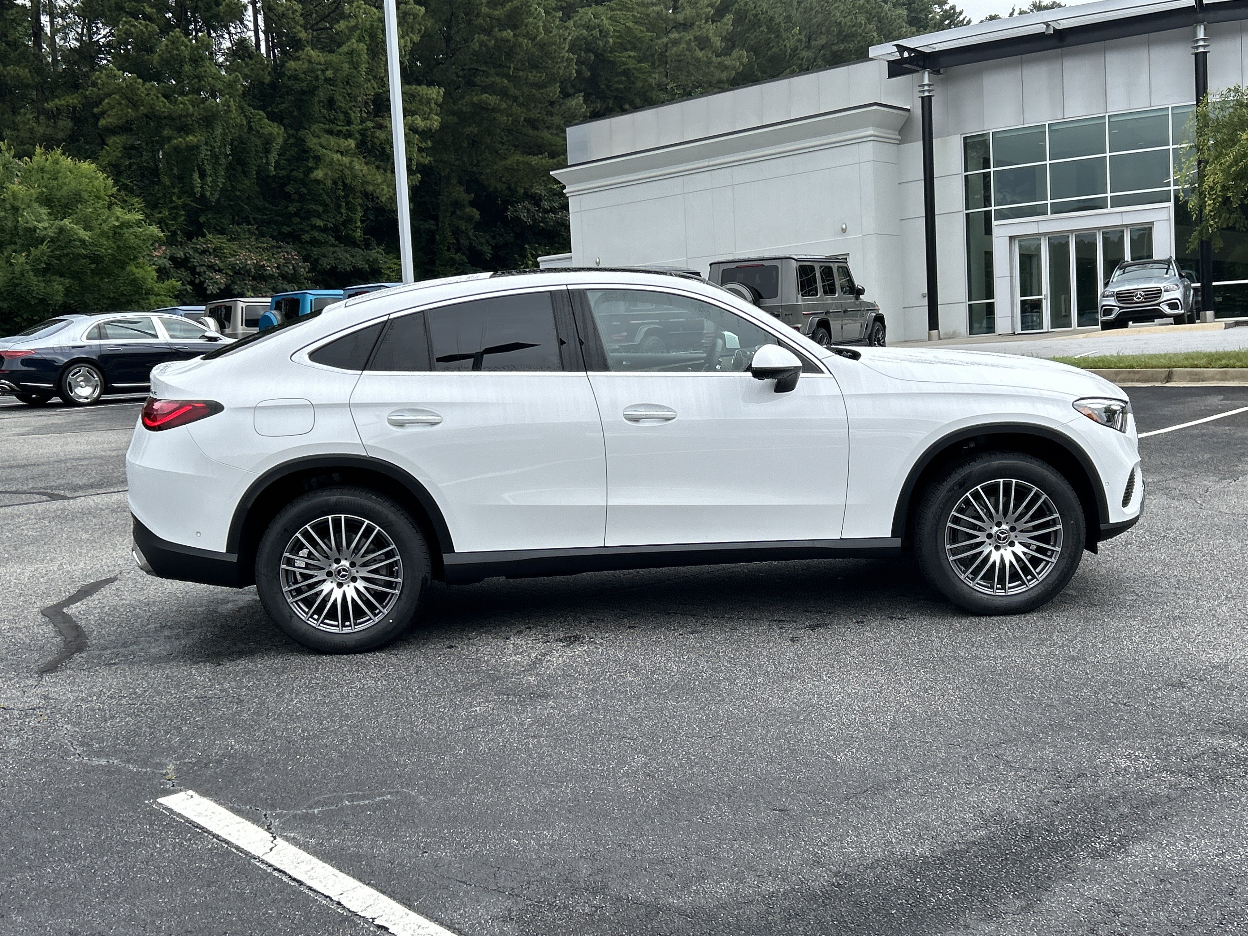 New 2026 MANUFAKTUR Moonlight White Metallic Mercedes-Benz GLC 300 4MATIC® Coupe image 5