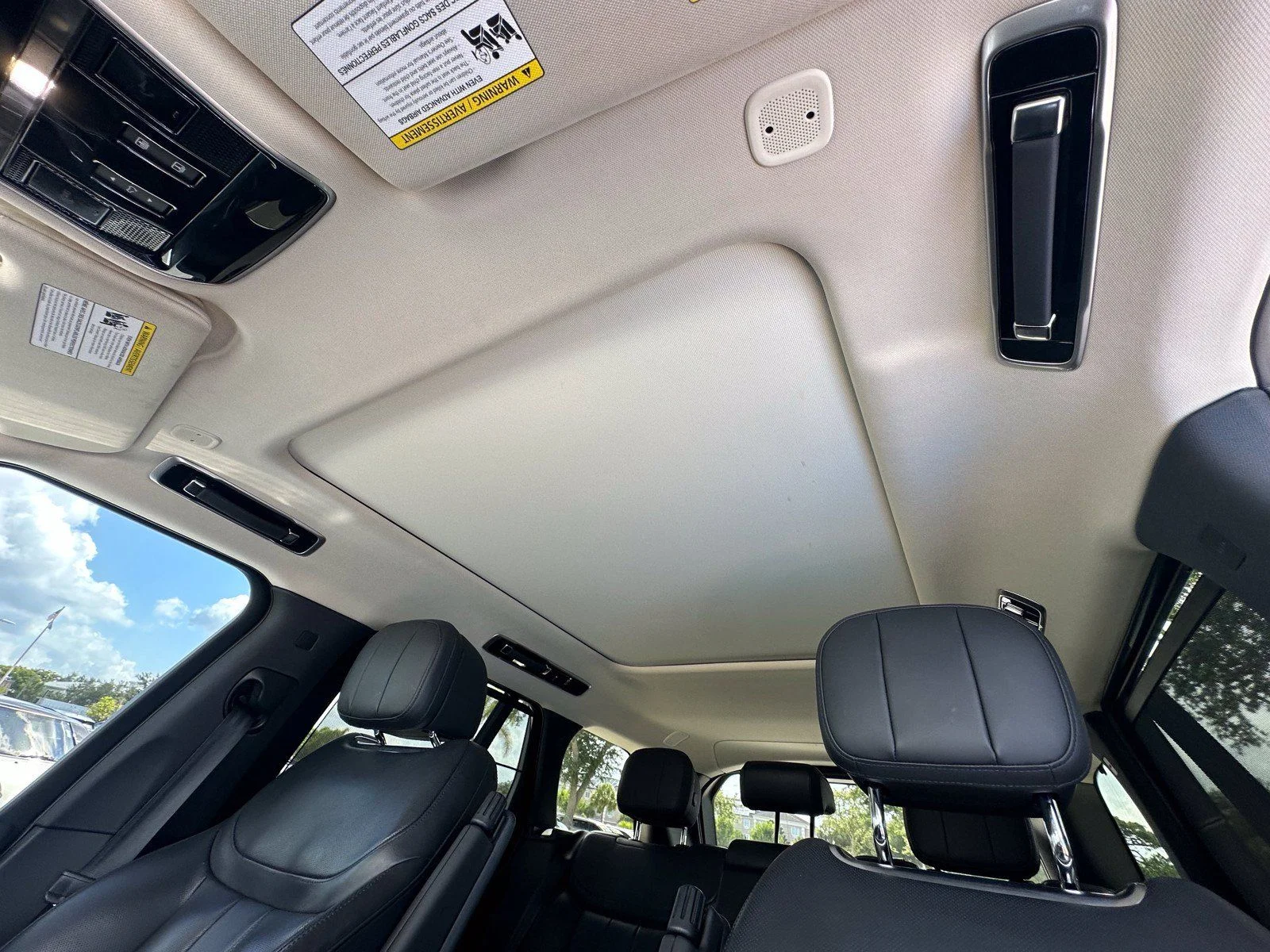 Used 2023  Land Rover SE image 25