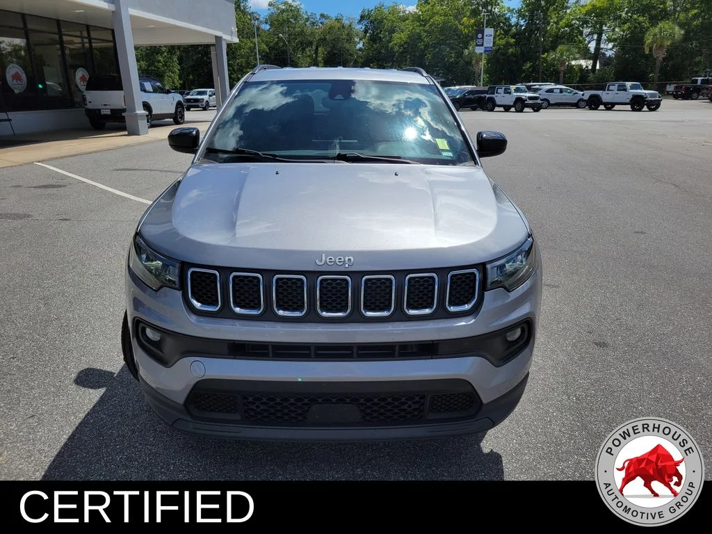 Used 2024  Jeep Latitude image 9