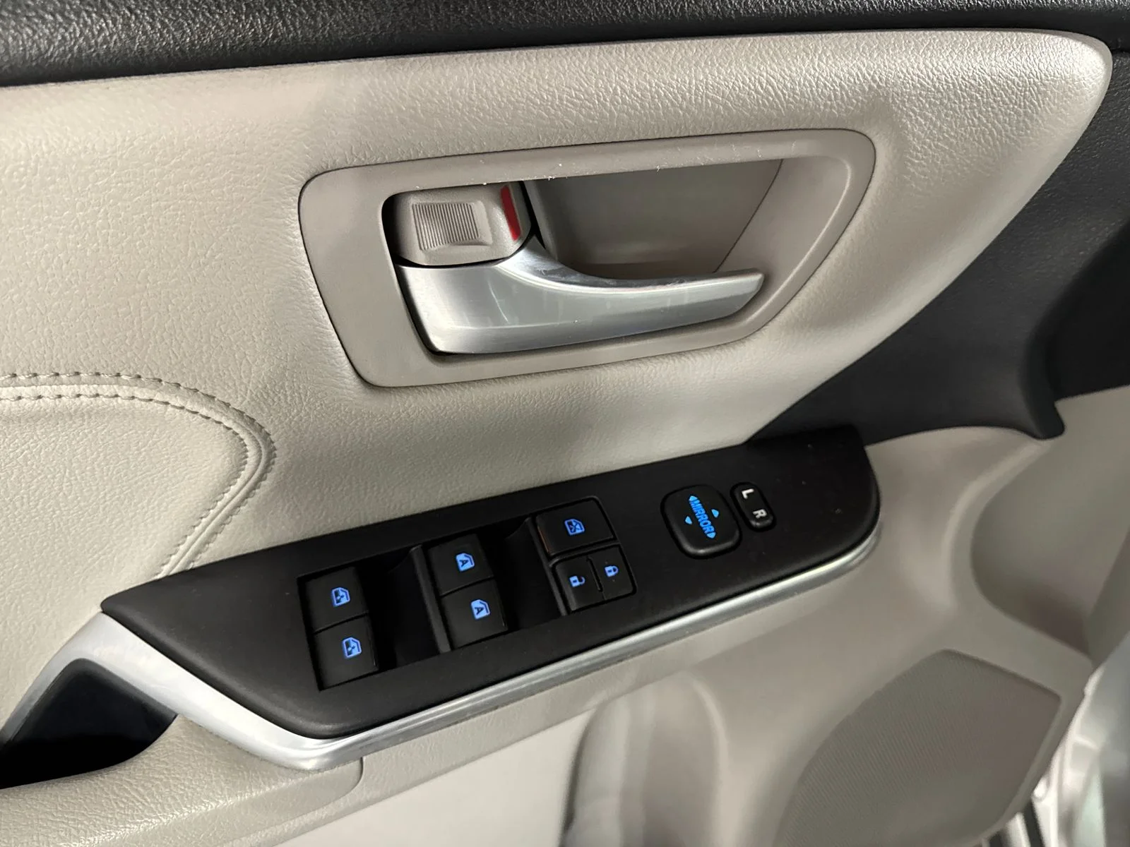 Used 2016 Celestial Silver Metallic Toyota XLE image 16