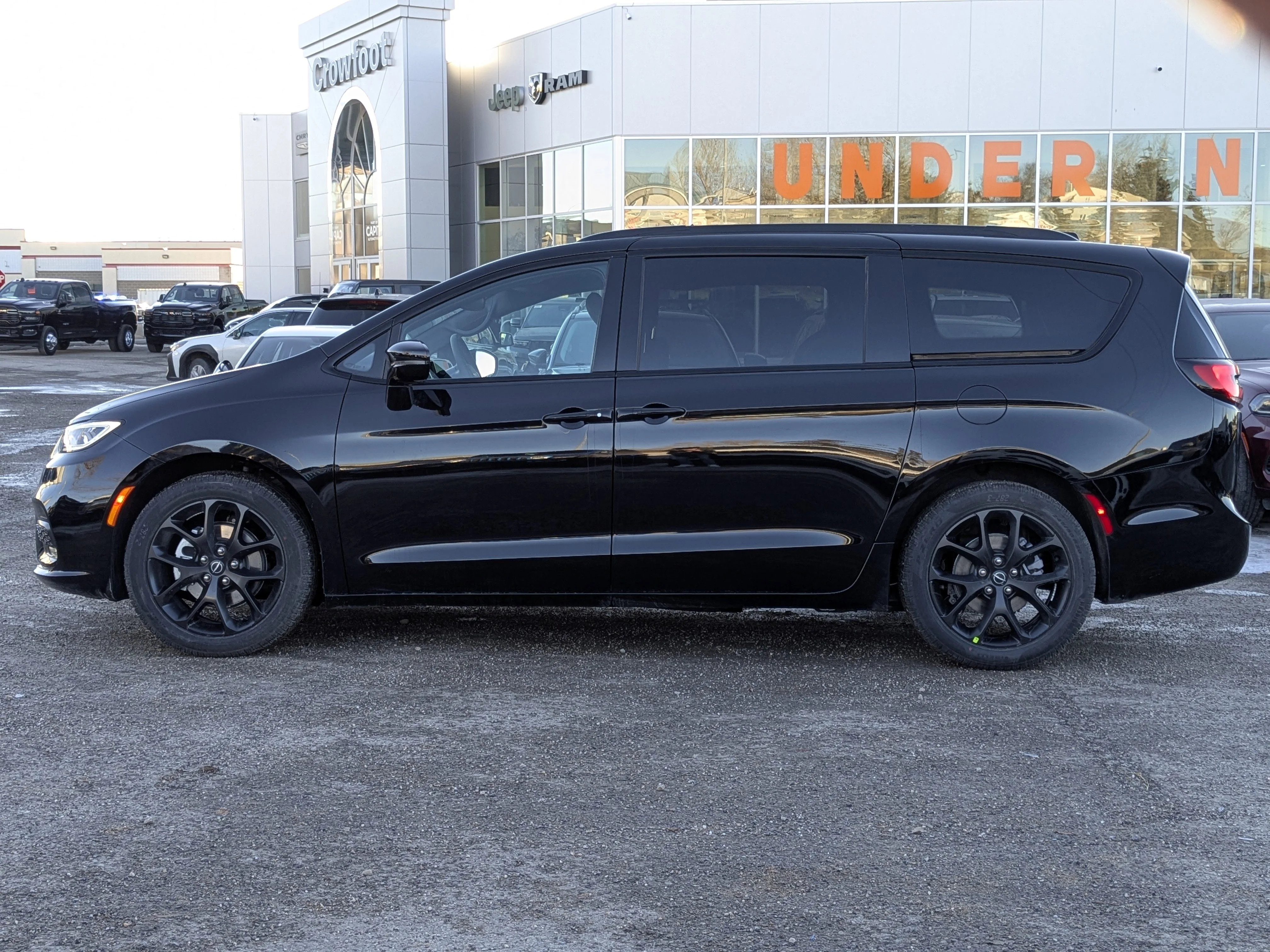 New 2026 Black Chrysler Select - PANORAMIC SUNROOF - POWER SLIDING DOORS - S APP PKGE & TONS MORE! image 5