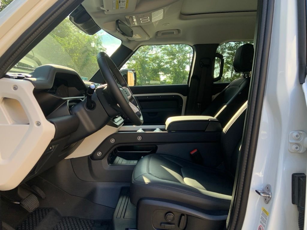 Used 2025 White Land Rover S image 14