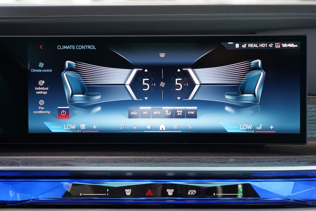 New 2026 Black Sapphire Metallic BMW M70 image 17