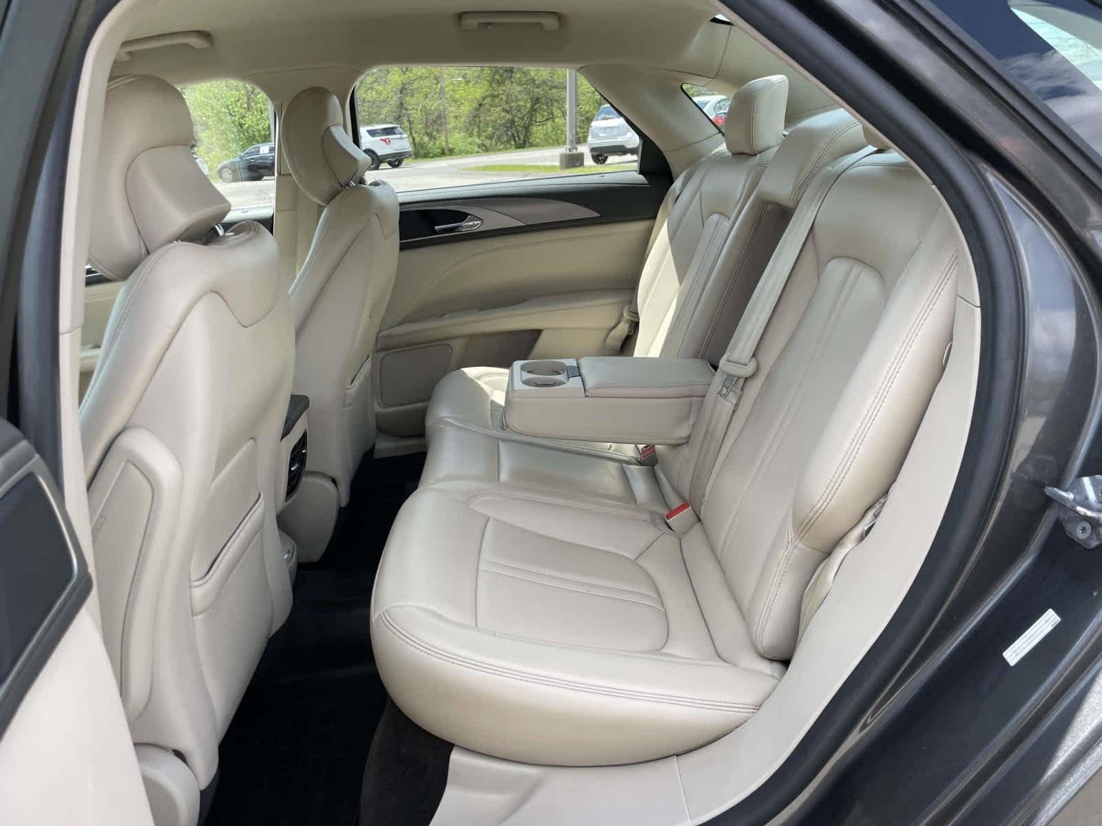 Used 2017 Magnetic Gray Metallic Lincoln Premiere image 17
