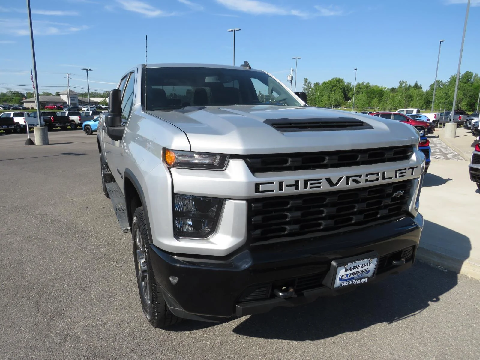 Used 2021 Silver Ice Metallic Chevrolet Custom image 4