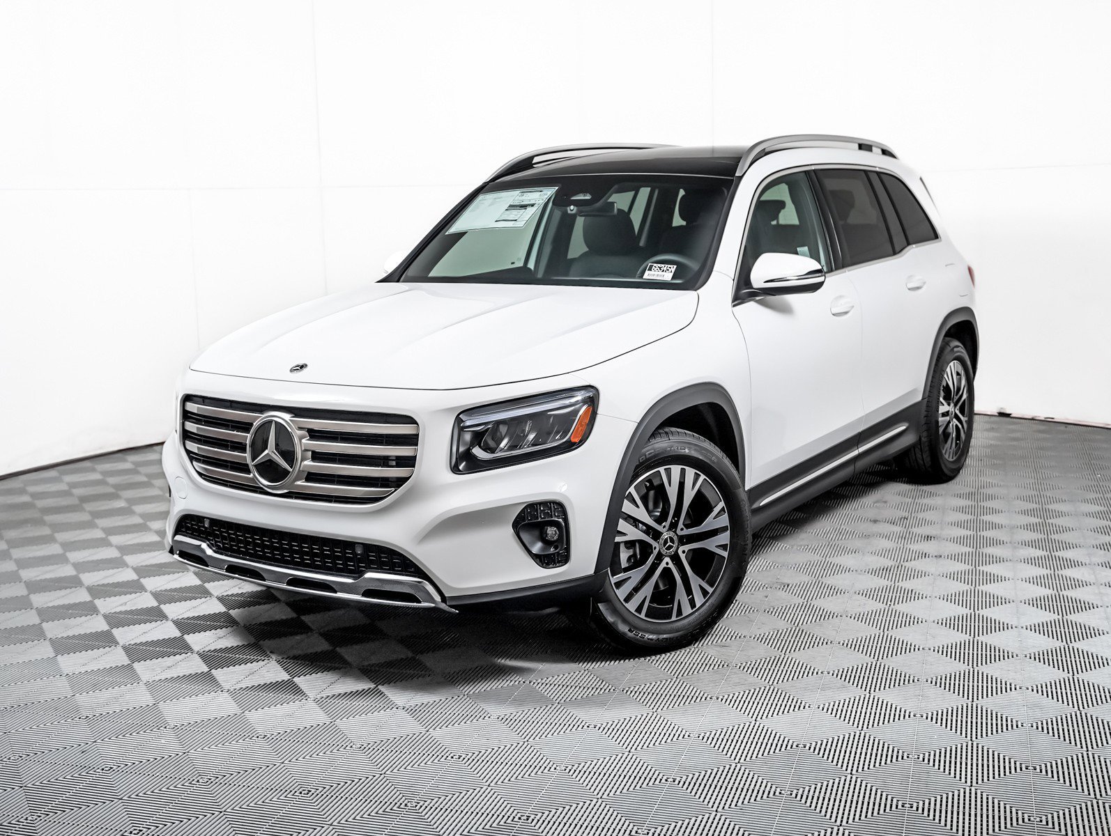 New 2026 Polar White Mercedes-Benz GLB 250 image 1
