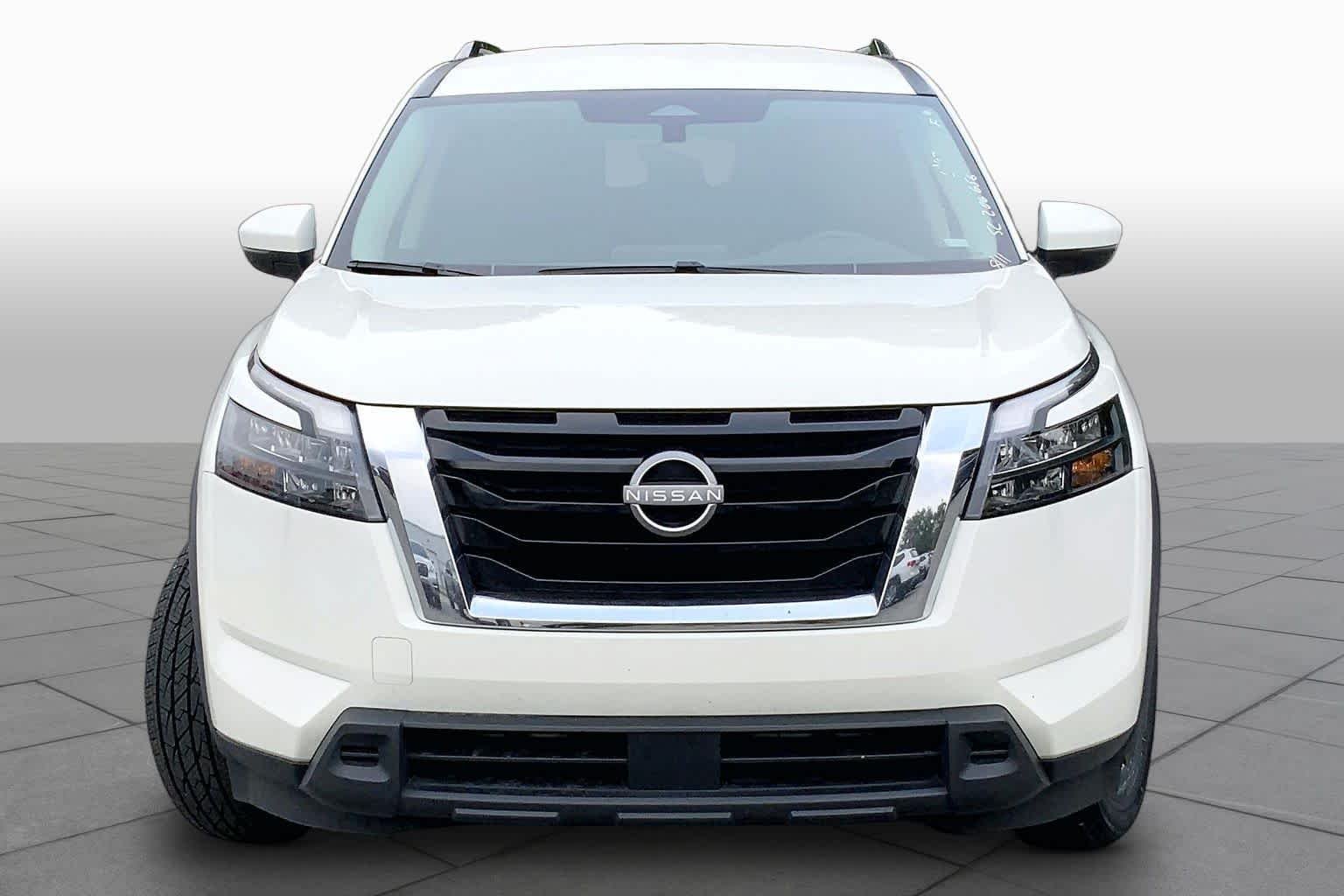 Used 2025 Glacier White Nissan SV image 4