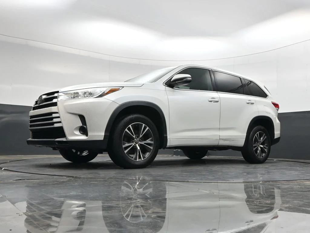 Used 2018 Blizzard Pearl Toyota LE image 29