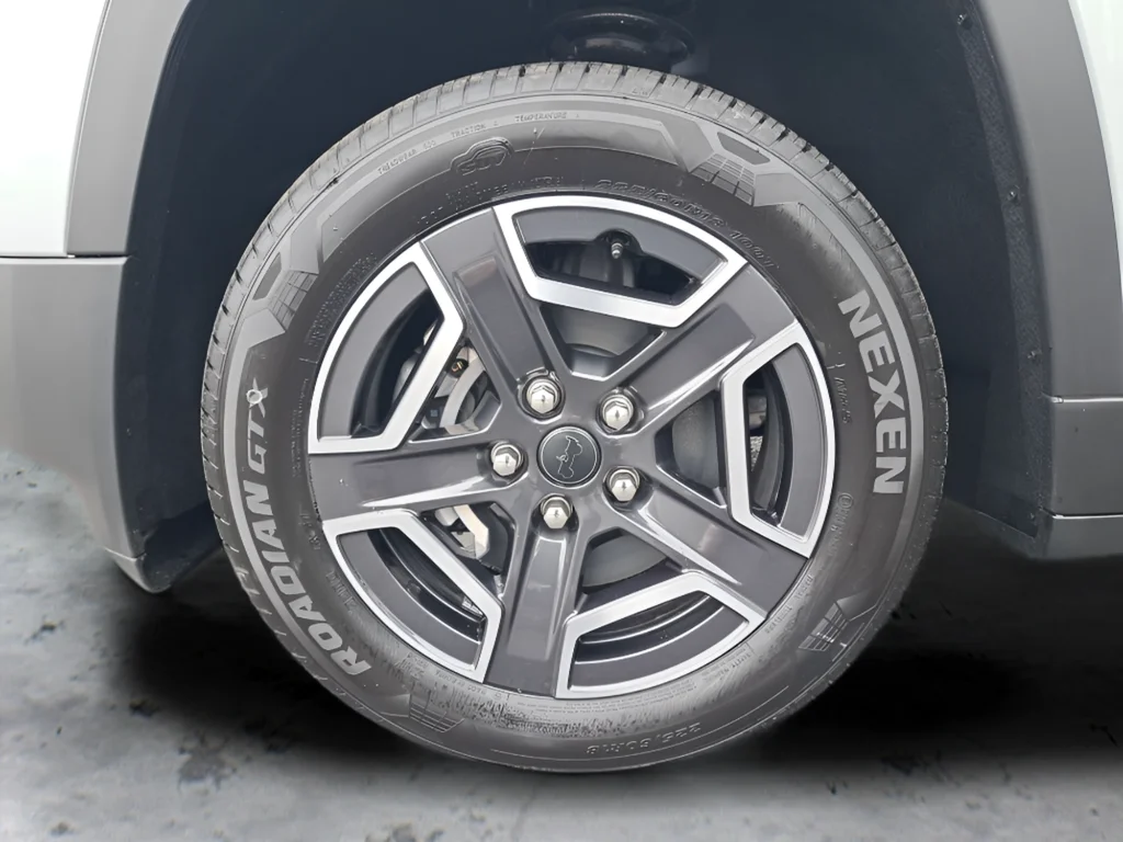 New 2026 Silver Zynith Clear-Coat Exterior Paint Jeep Laredo image 28
