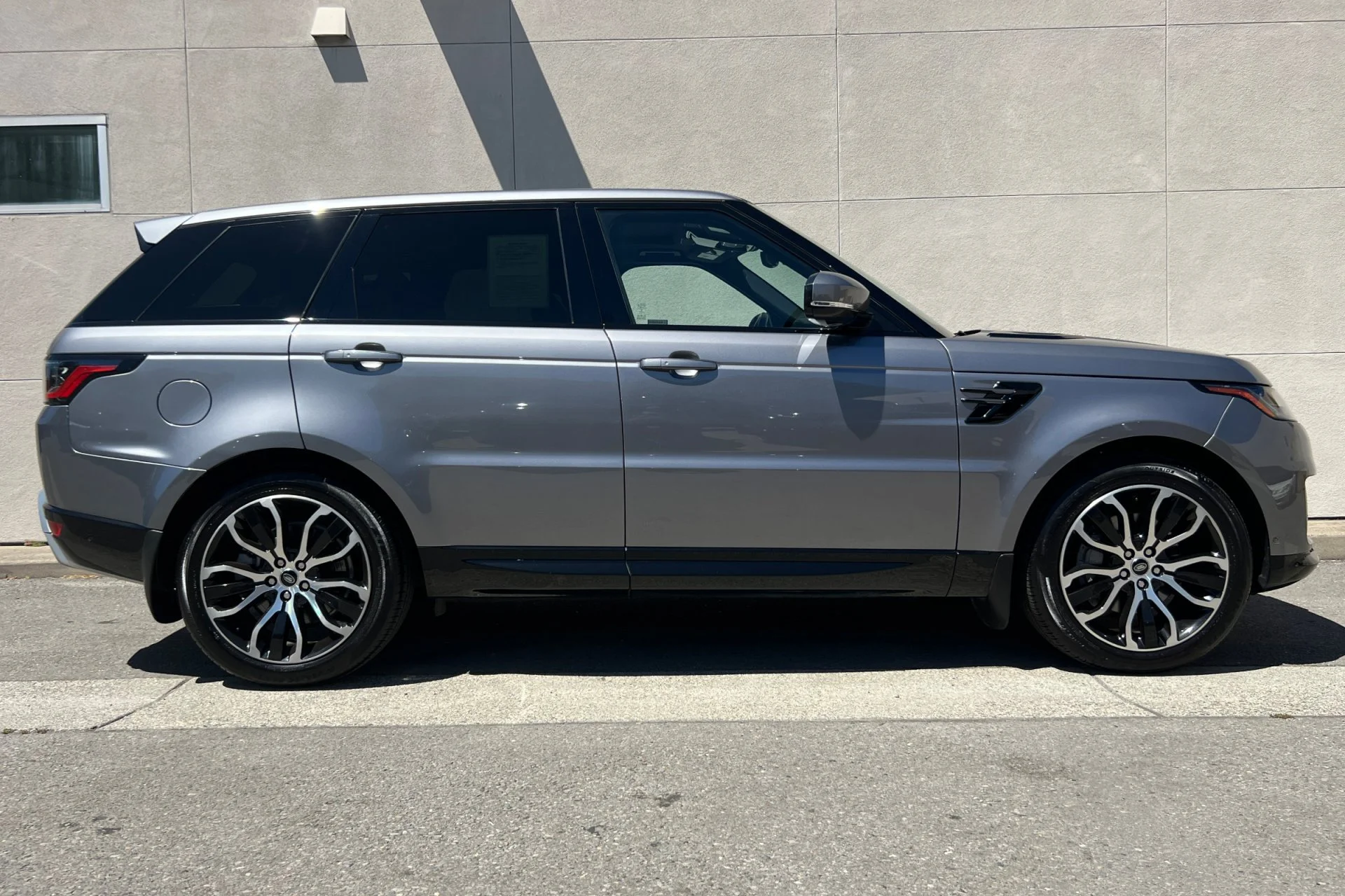 Used 2022 Eiger Grey Metallic Land Rover HSE Silver Edition image 8